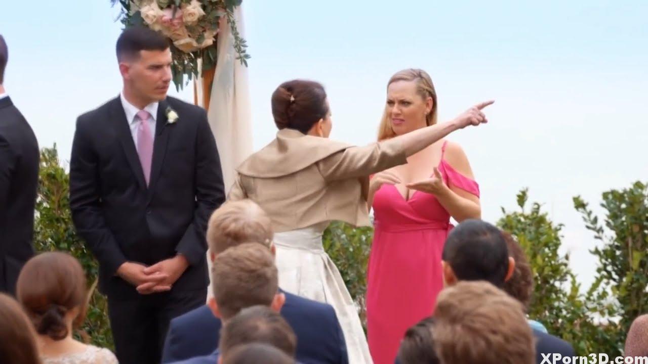 Curb Your Enthusiasm – Huge tits is distracting at Sammi's wedding ceremony